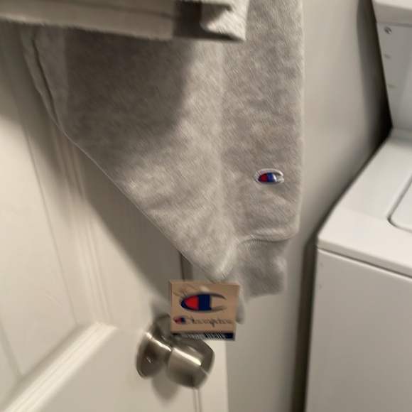 Newer tags, lady size, extra large champion sweatshirt with hood - Picture 3 of 7